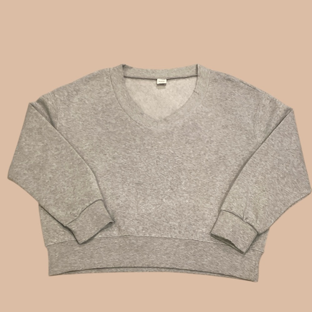 ebb & flow Athleisure Gray V-Neck Women's Sweatshirt, size Large ❤️